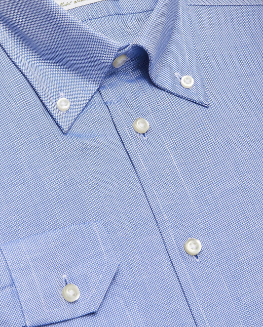 Svetloplava košulja, uskog kroja, dugmići na kragni