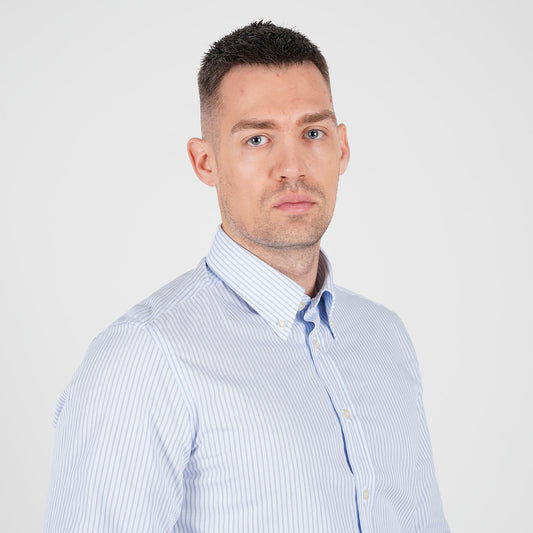 Košulja na pruge, dugmad na okovratniku