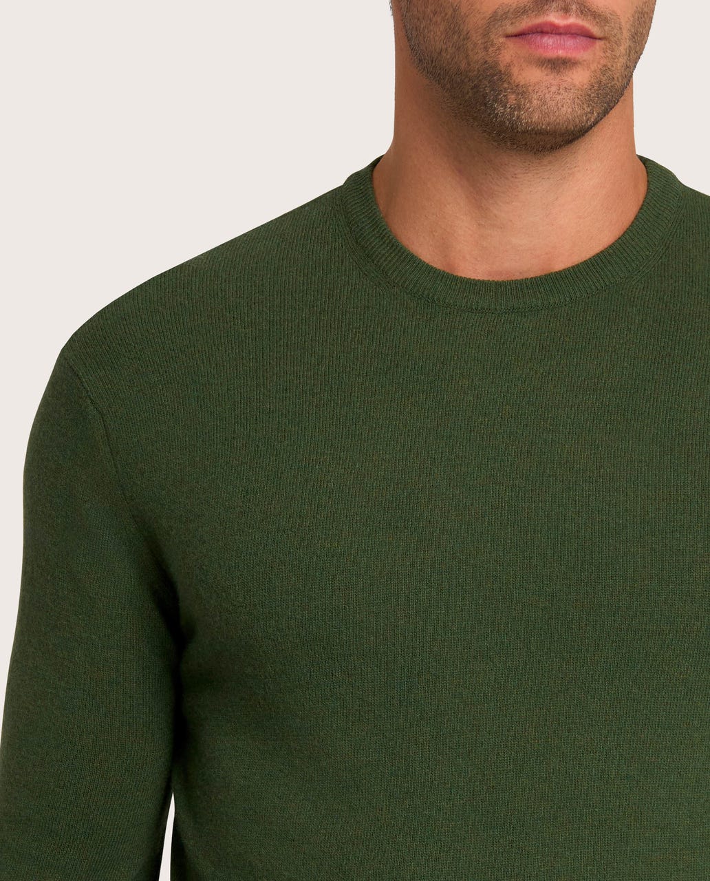 Maslinasto zeleni muški džemper sa okruglim izrezom – cashmere blend