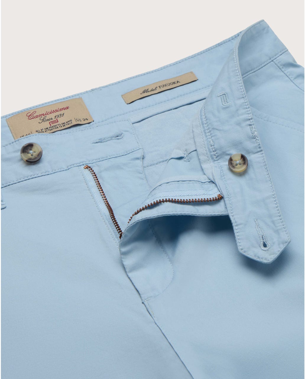 Chino pantalone Fukoka od pamučnog kepera, svetloplave